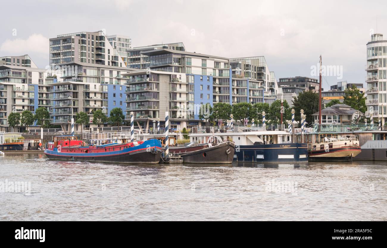 Ormeggi per case galleggianti e condomini residenziali a Wandsworth Riverside Quarter, Wandsworth, Londra, Inghilterra, Regno Unito Foto Stock