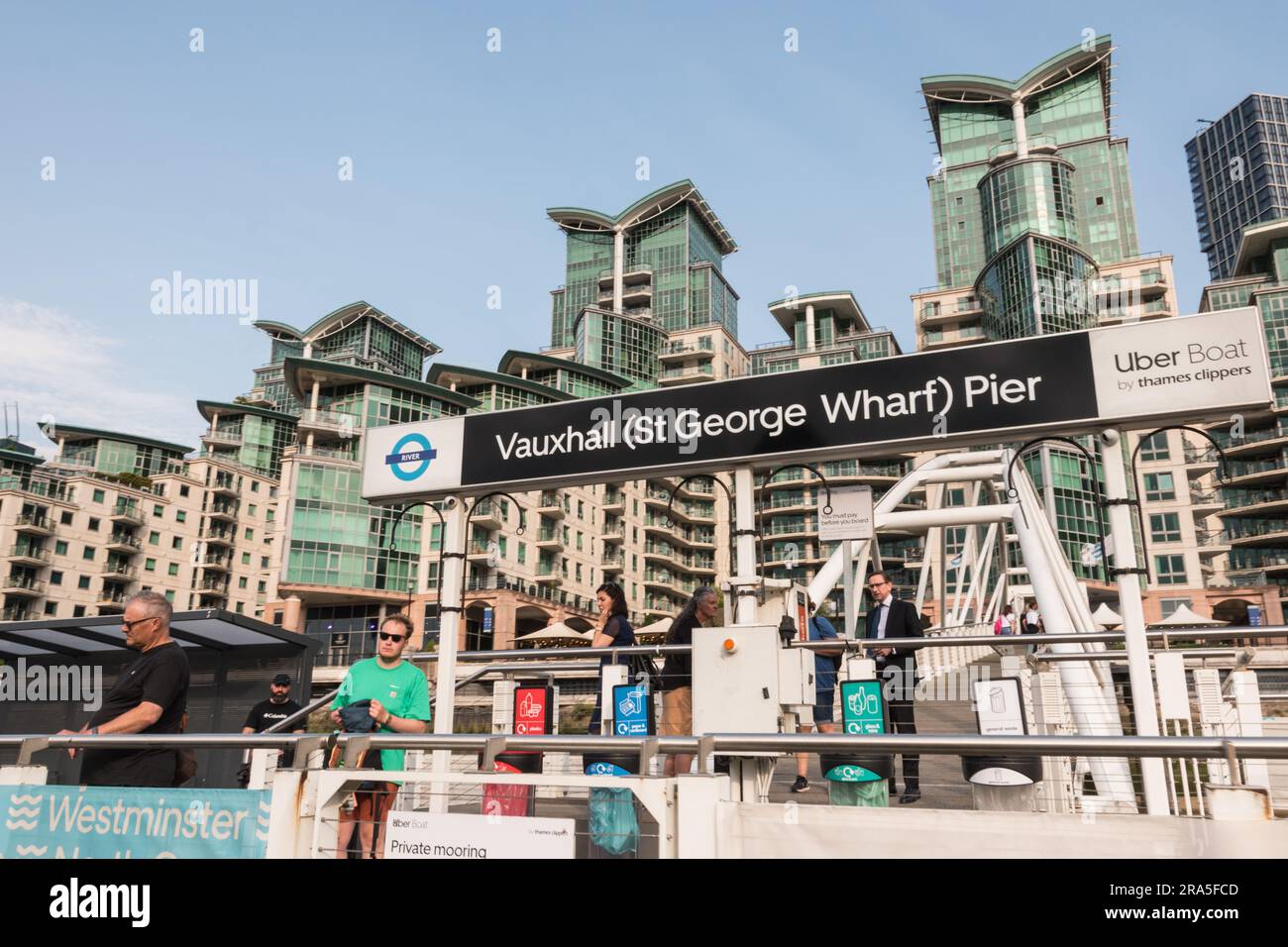 Passeggeri che si imbarcano su un Tamigi Clipper dal molo di Vauxhall, St Georges Wharf, Vauxhall, Londra, Inghilterra, REGNO UNITO Foto Stock