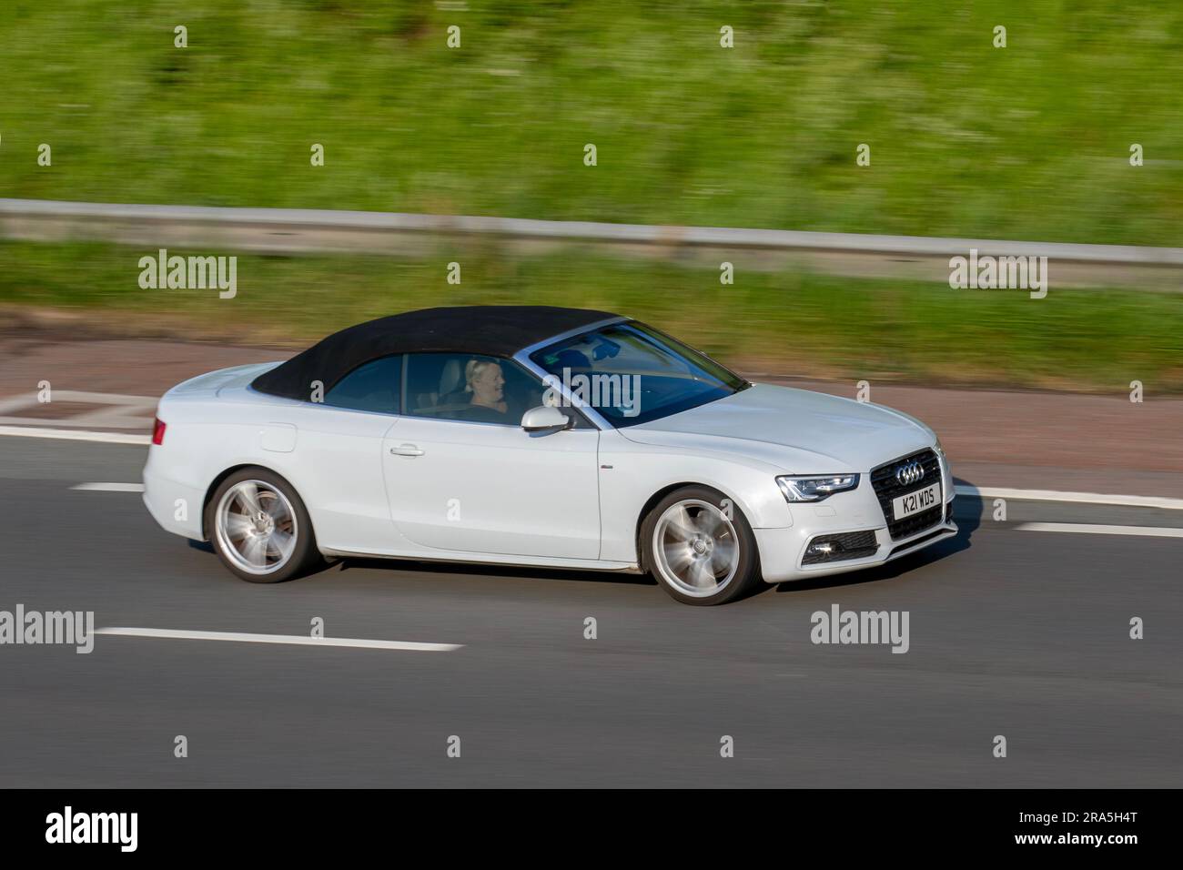 2012 Audi A5 S Line TDI CVT TDI 177 Multitronic Auto Start/Stop White Car Cabriolet Diesel 1968 cc; viaggia a velocità sostenuta sull'autostrada M6 a Greater Manchester, Regno Unito Foto Stock