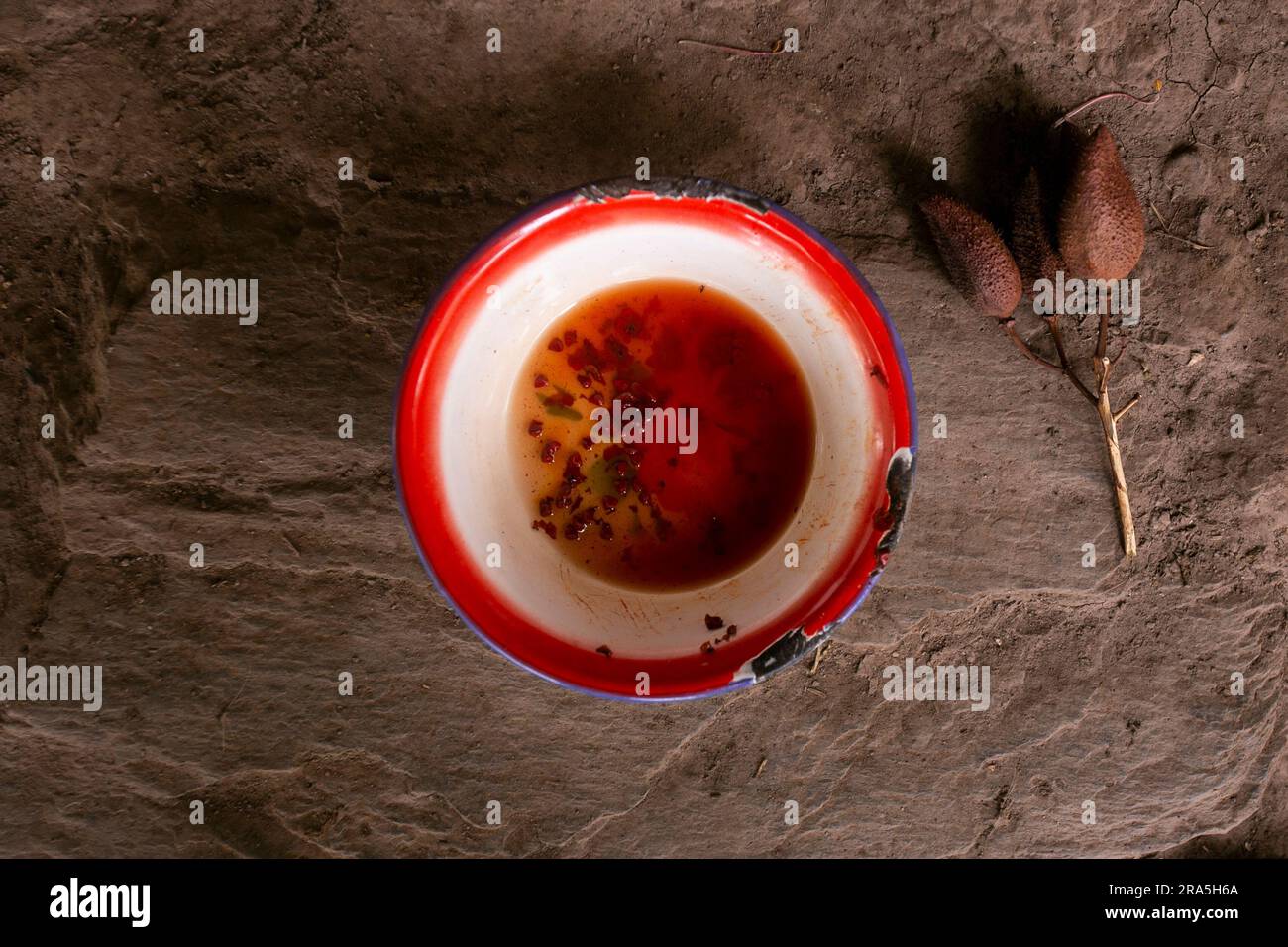 L'annatto, annatto o onoto, è un pigmento naturale giallastro-rosso, che viene estratto dai semi di Bixa orellana, un arbusto originario dell'America tropicale. Foto Stock