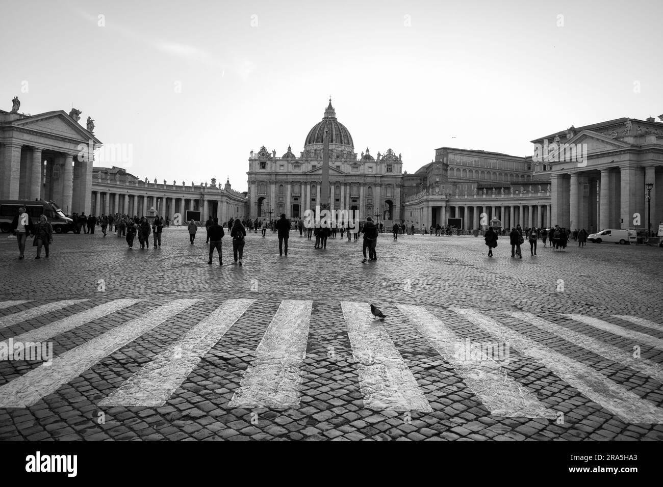 Vista su Piazza San Pietro (è la piazza situata di fronte alla Basilica di San Pietro nella città del Vaticano, all'interno di Roma. 8 aprile 2023 Italia Foto Stock