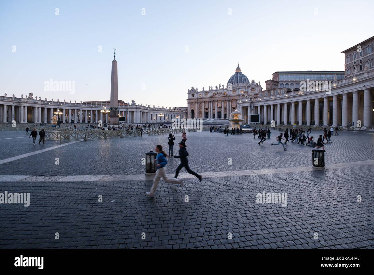 Vista su Piazza San Pietro (è la piazza situata di fronte alla Basilica di San Pietro nella città del Vaticano, all'interno di Roma. 8 aprile 2023 Italia Foto Stock