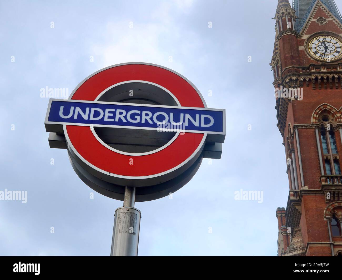 Londra, Regno Unito - giugno 2023: Cartello della metropolitana e orologio di St Pancras Foto Stock