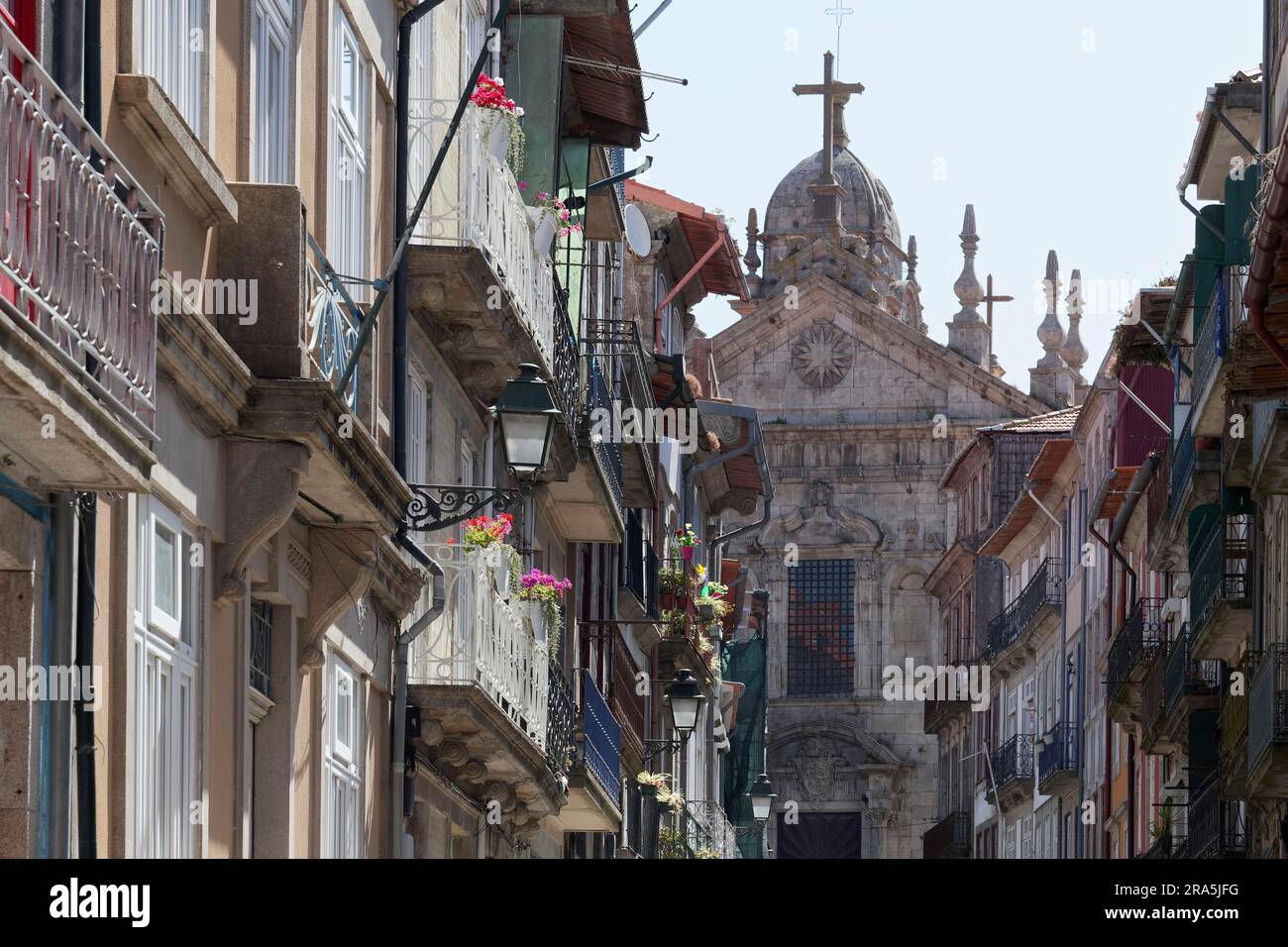 Vicolo della città vecchia con vista sulla chiesa barocca Igreja da Vitoria, quartiere Cedofeita, Porto, Portogallo Foto Stock