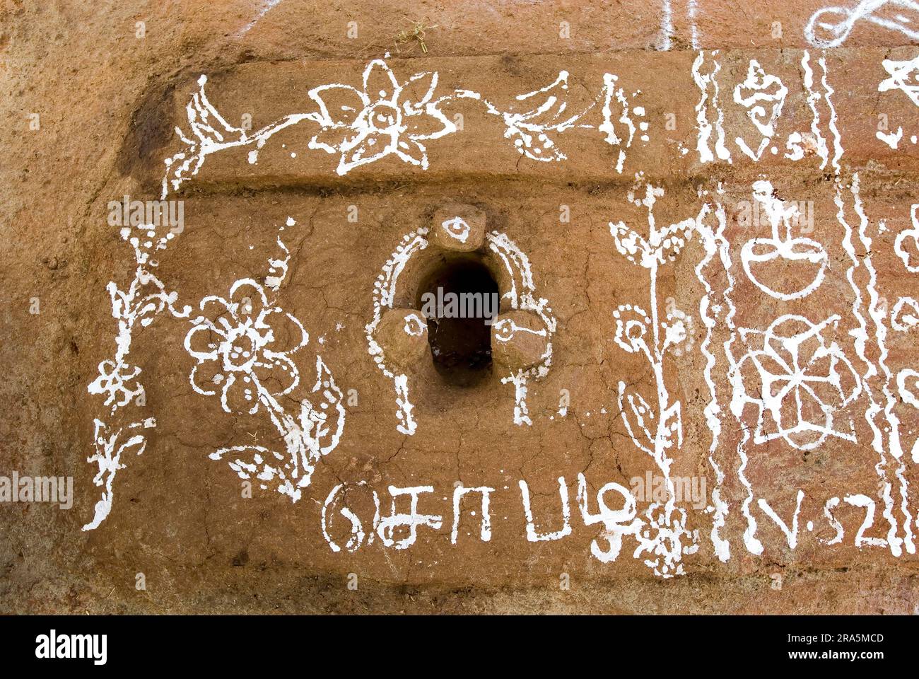 Kolam intorno alla stufa di fango Chulha durante il festival Pongal, Tamil Nadu, India meridionale, India, Asia Foto Stock