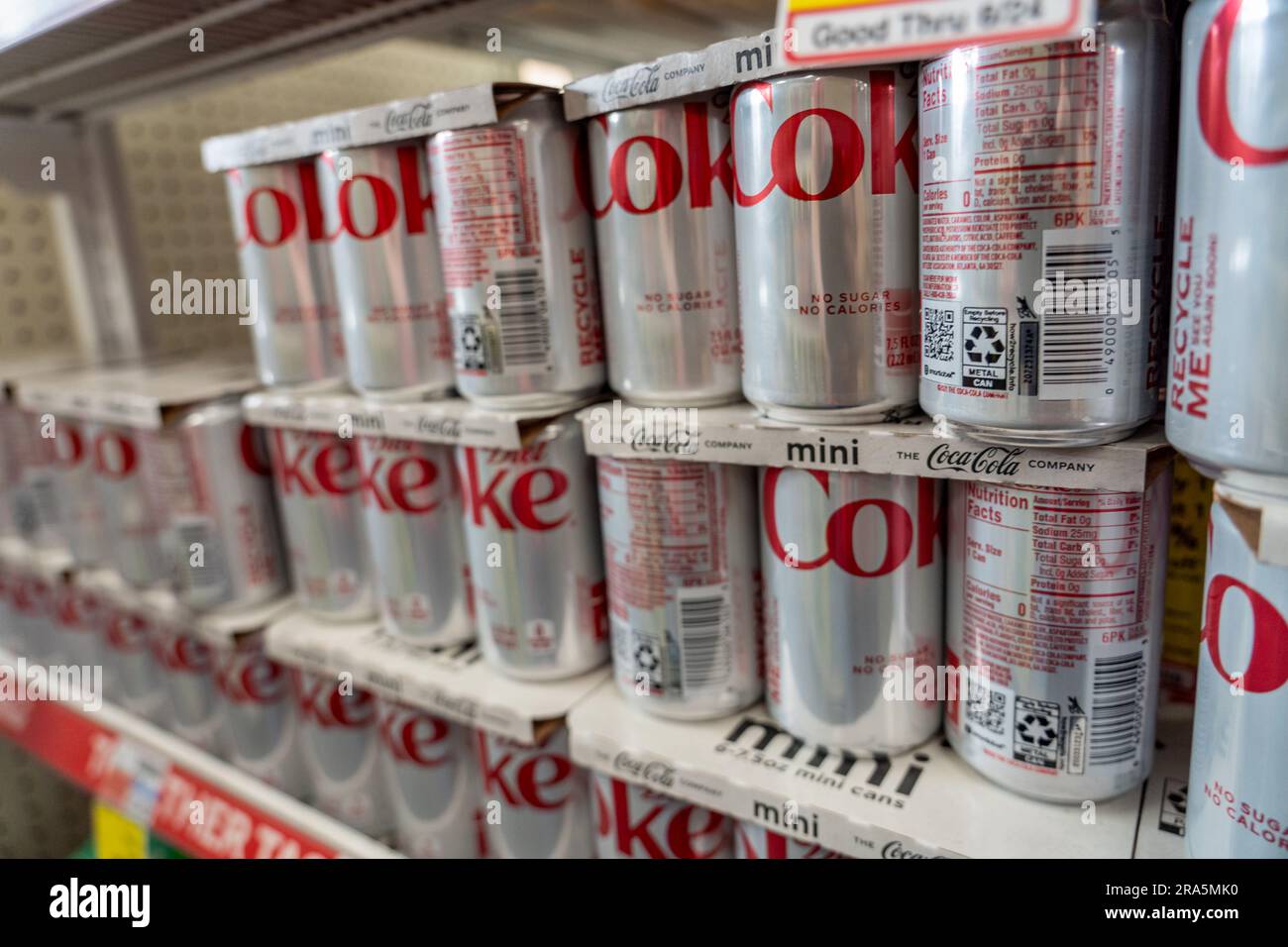 New York, Stati Uniti. 30 giugno 2023. Le lattine di bevande dietetiche gassate Diet Coke si trovano su uno scaffale al dettaglio di New York City. Sotto l'Organizzazione Mondiale della Sanità (OMS), l'Agenzia Internazionale per la ricerca sul cancro (IARC) elencherà il maglione artificiale "aspartame" come "possibilmente cancerogeno per l'uomo. (Foto di Ron Adar/SOPA Images/Sipa USA) credito: SIPA USA/Alamy Live News Foto Stock