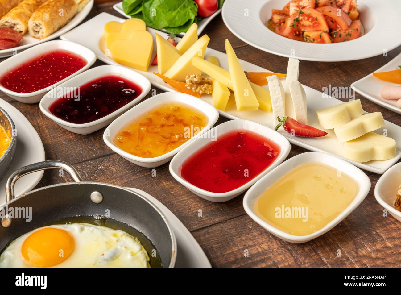 Turca tradizionale Colazione La colazione è servita con un tradizionale tè turco sul tavolo di legno Foto Stock