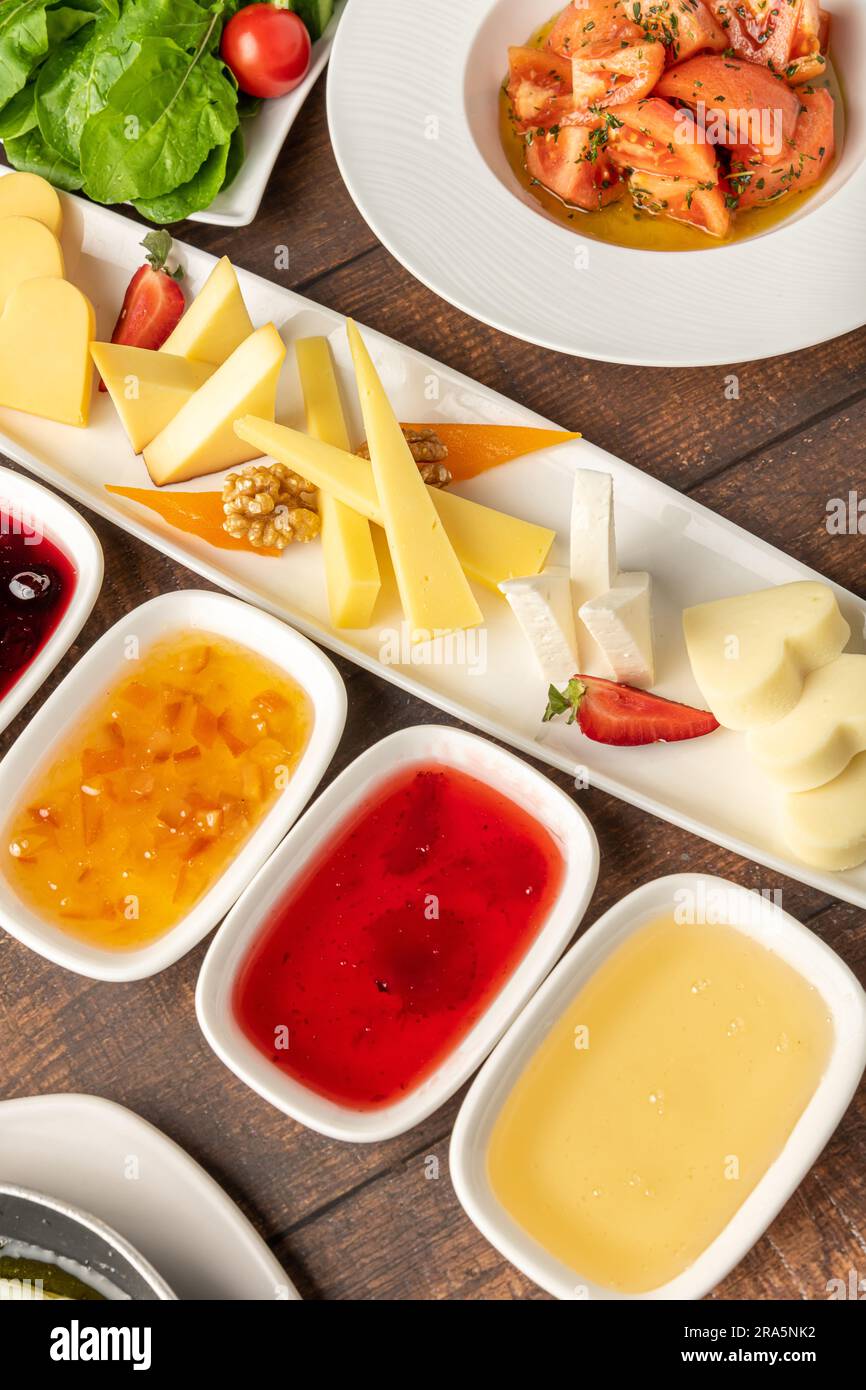 Turca tradizionale Colazione La colazione è servita con un tradizionale tè turco sul tavolo di legno Foto Stock