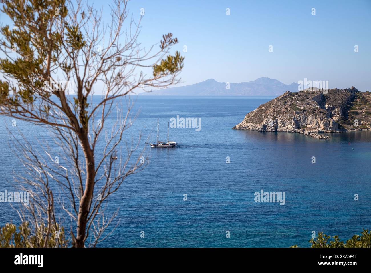 Uno yacht che naviga nel Mar Egeo, distretto di Knidos Foto Stock