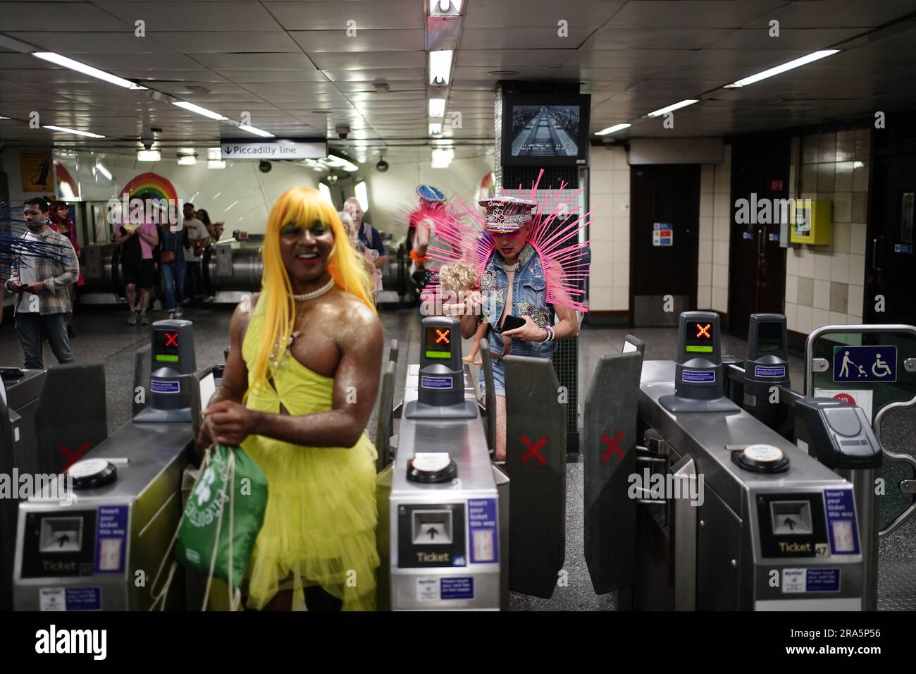 La gente alla stazione della metropolitana di Hyde Park mentre si dirige per prendere parte alla sfilata Pride in London. Data foto: Sabato 1 luglio 2023. Foto Stock