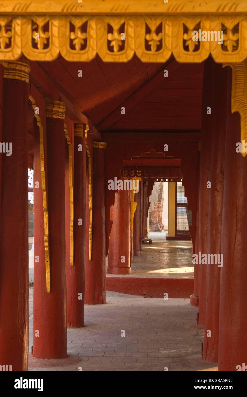 Passage, Shwezigon Pagoda, Bagan, Birmania, Pagan, Myanmar Foto Stock