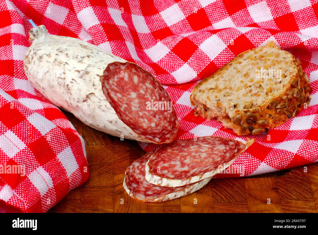 Salame italiano con pane, salsiccia, Dauerwurst, salsiccia Foto Stock