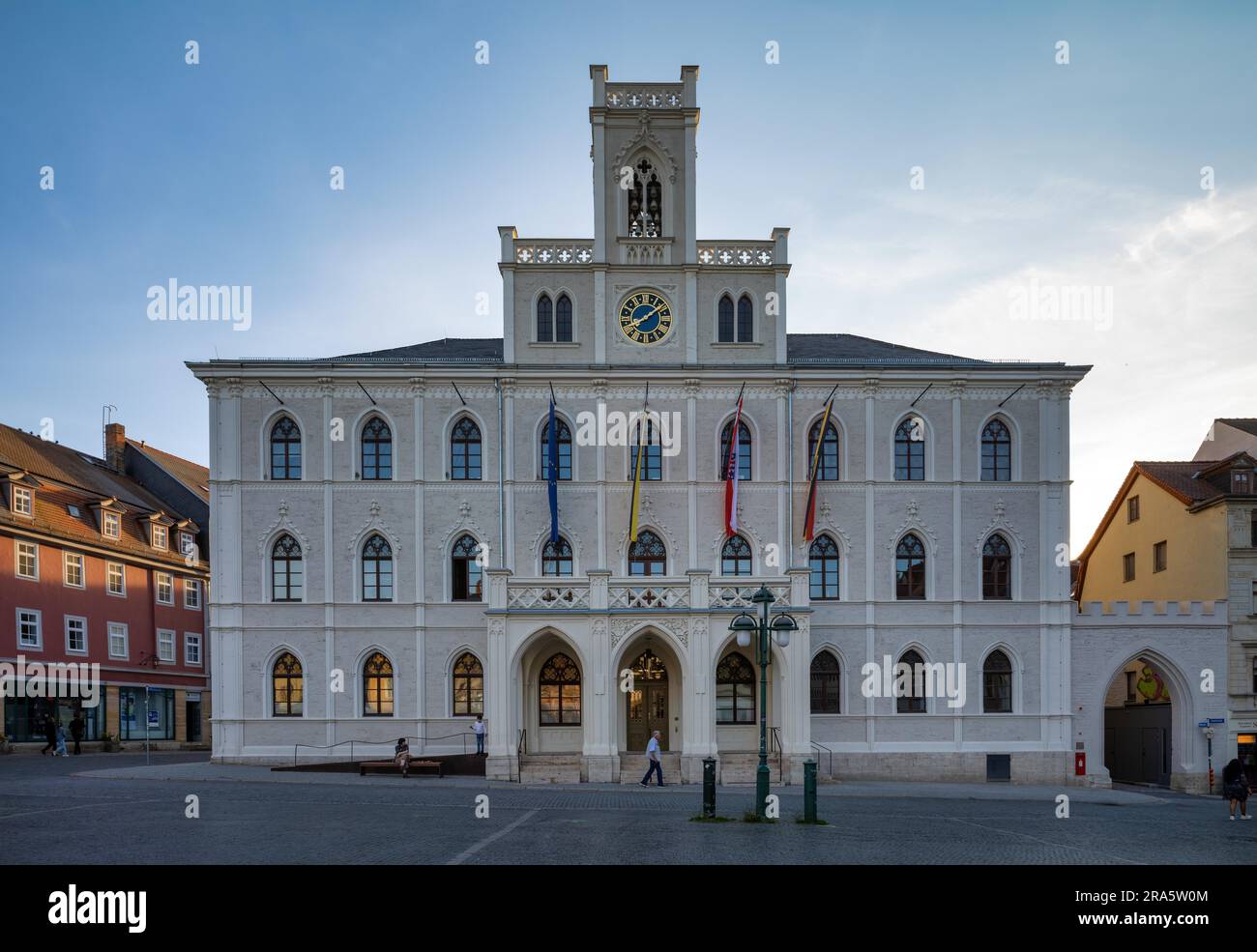 Storico municipio neogotico, bandiere, piazza del mercato, Weimar, Turingia, Germania, Europa Foto Stock