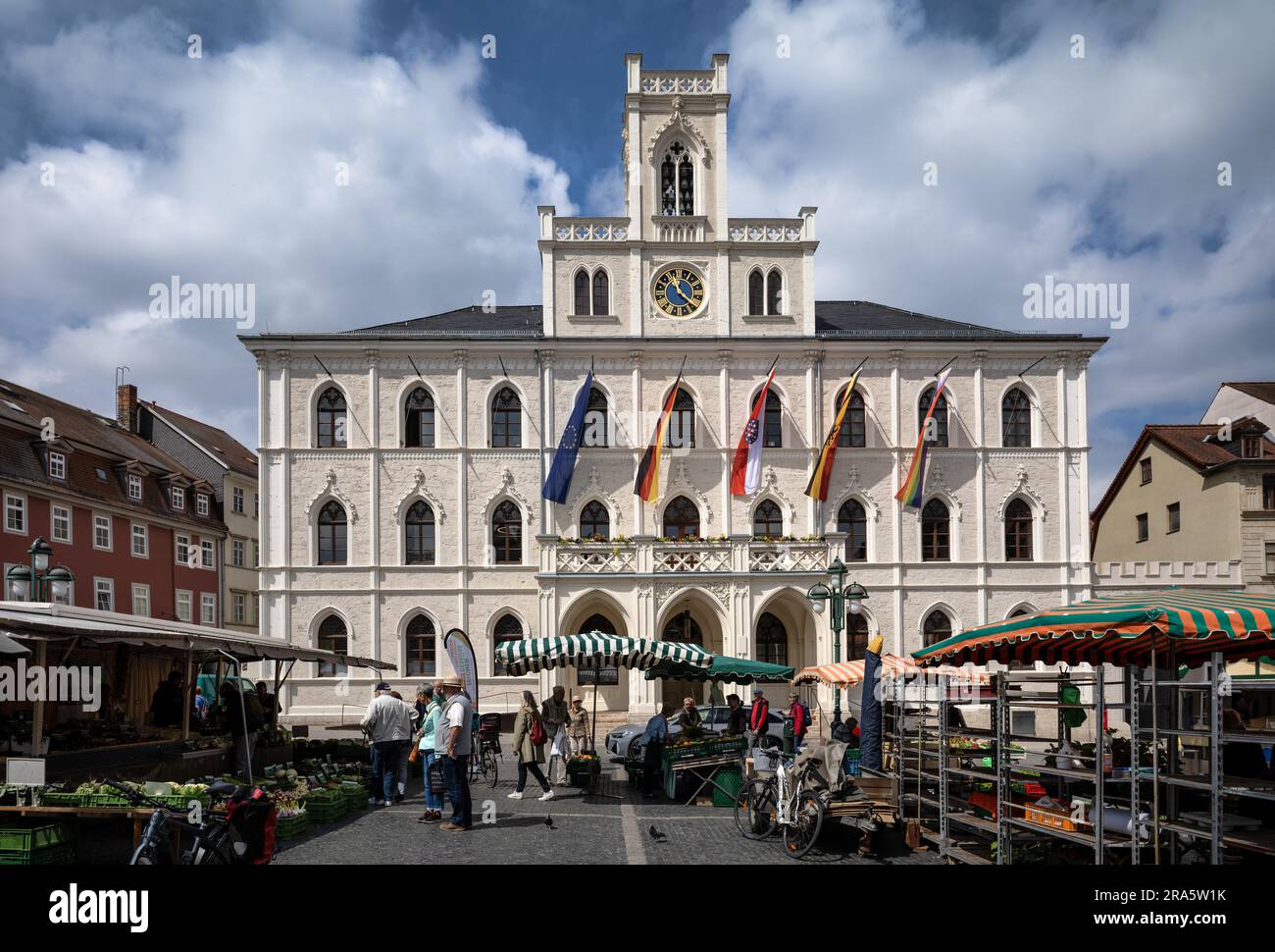 Mercato, bancarelle, storico municipio neogotico, bandiere, piazza del mercato, Weimar, Turingia, Germania Foto Stock