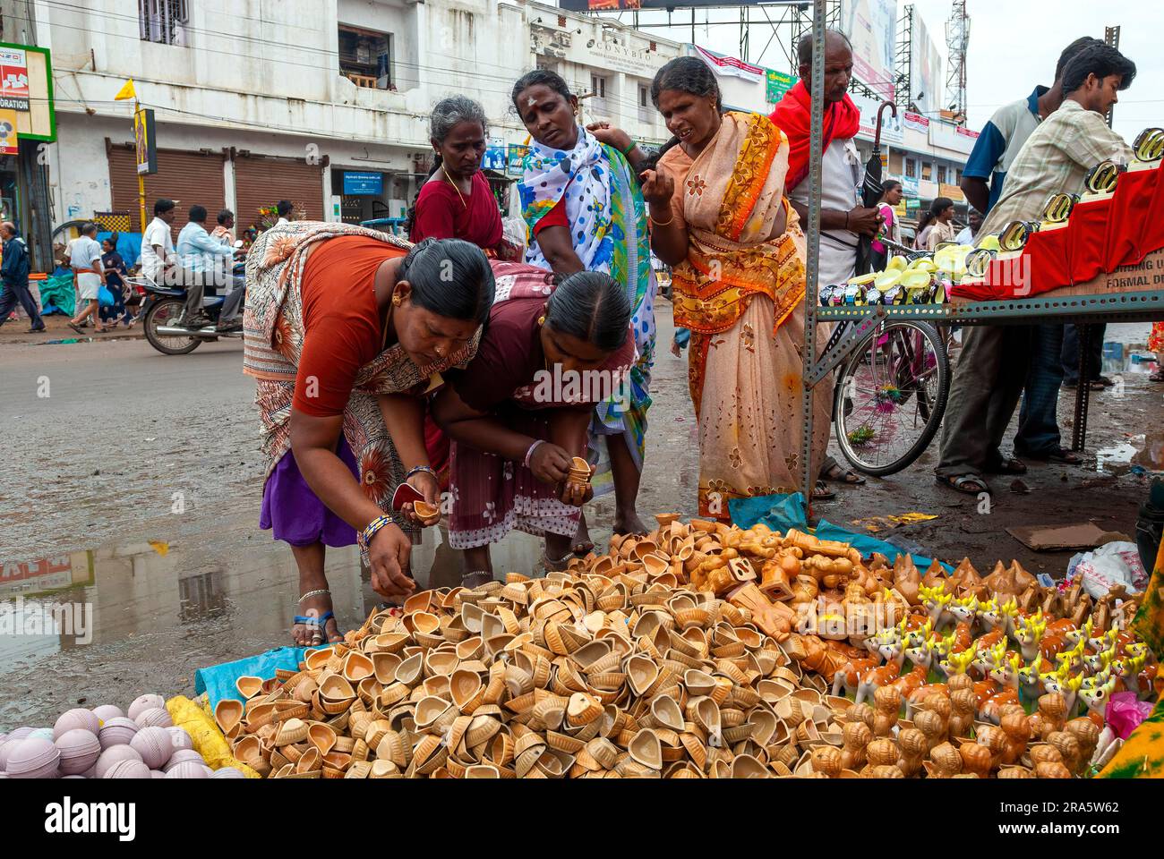 Gente che acquista lampade a olio per accendere Kartik Deepam a casa Thiruvannamalai Tiruvannamalai, Tamil Nadu, India meridionale, Asia Foto Stock