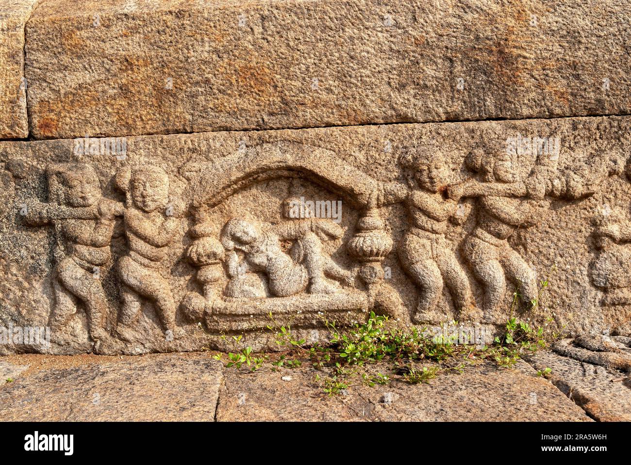 Processione della regina sul Palanquin, scultura in bassorilievo sulla parete parapetale del carro armato cinese Oorani vicino a Thiruvannamalai Tiruvannamalai Foto Stock