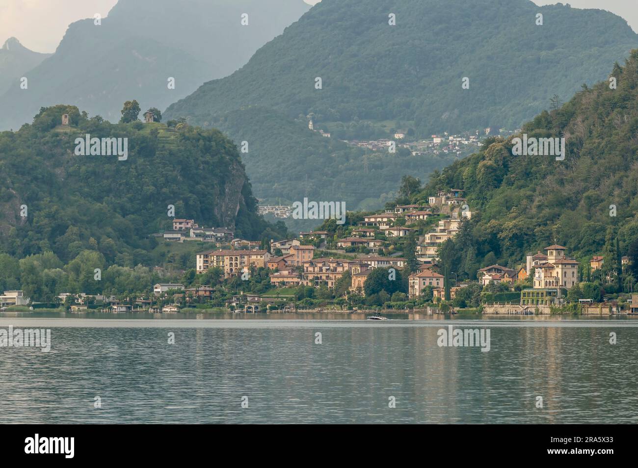 Uno scorcio del Lago di Lugano, Svizzera, dove la frazione di Figino si affaccia sul lago Foto Stock