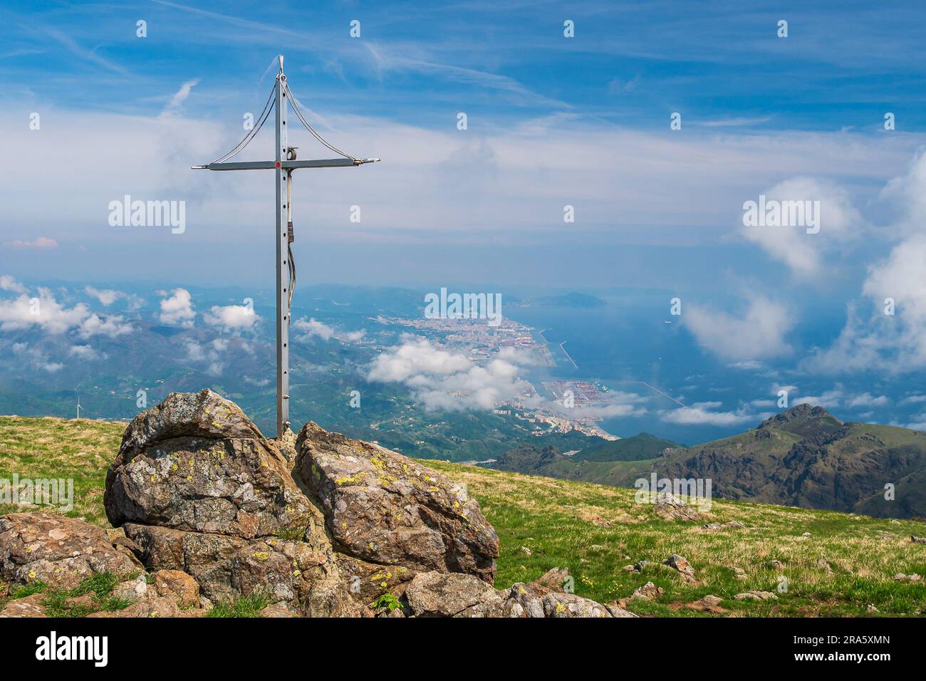 Attraversa la cima del monte Reixa, di fronte alla città di Genova, sulla riviera italiana Foto Stock