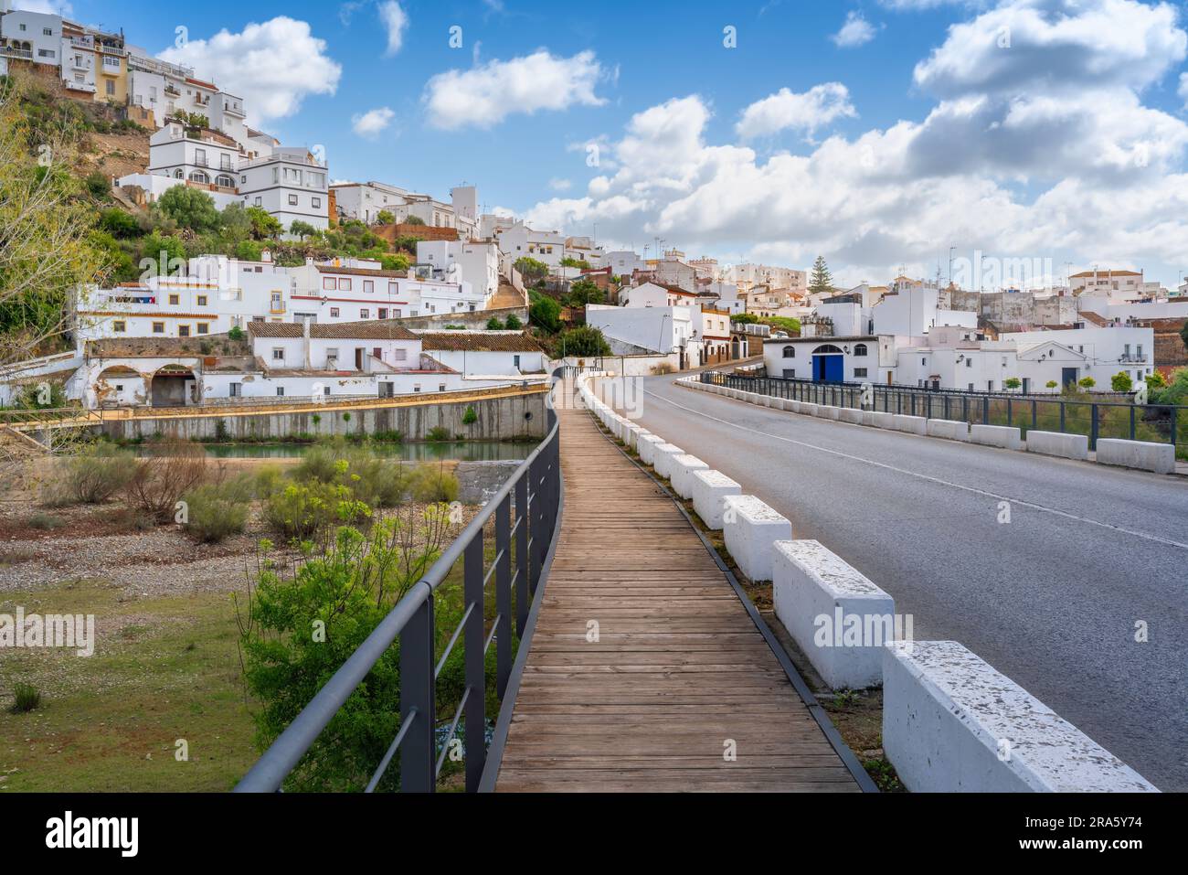Ponte ed edifici bianchi - Arcos de la Frontera, Cadice, Spagna Foto Stock