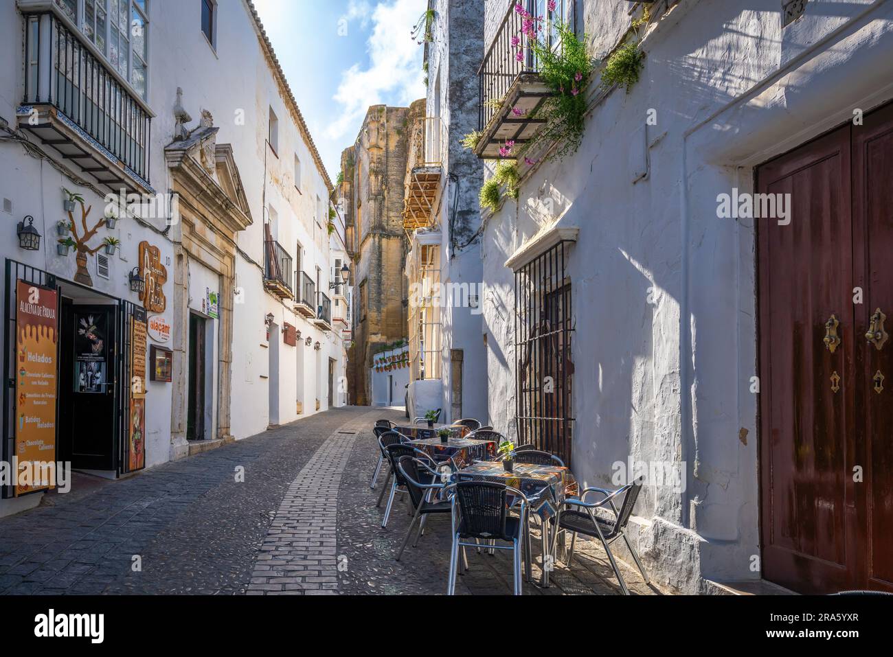 Strade con ristoranti - Arcos de la Frontera, Cadice, Spagna Foto Stock