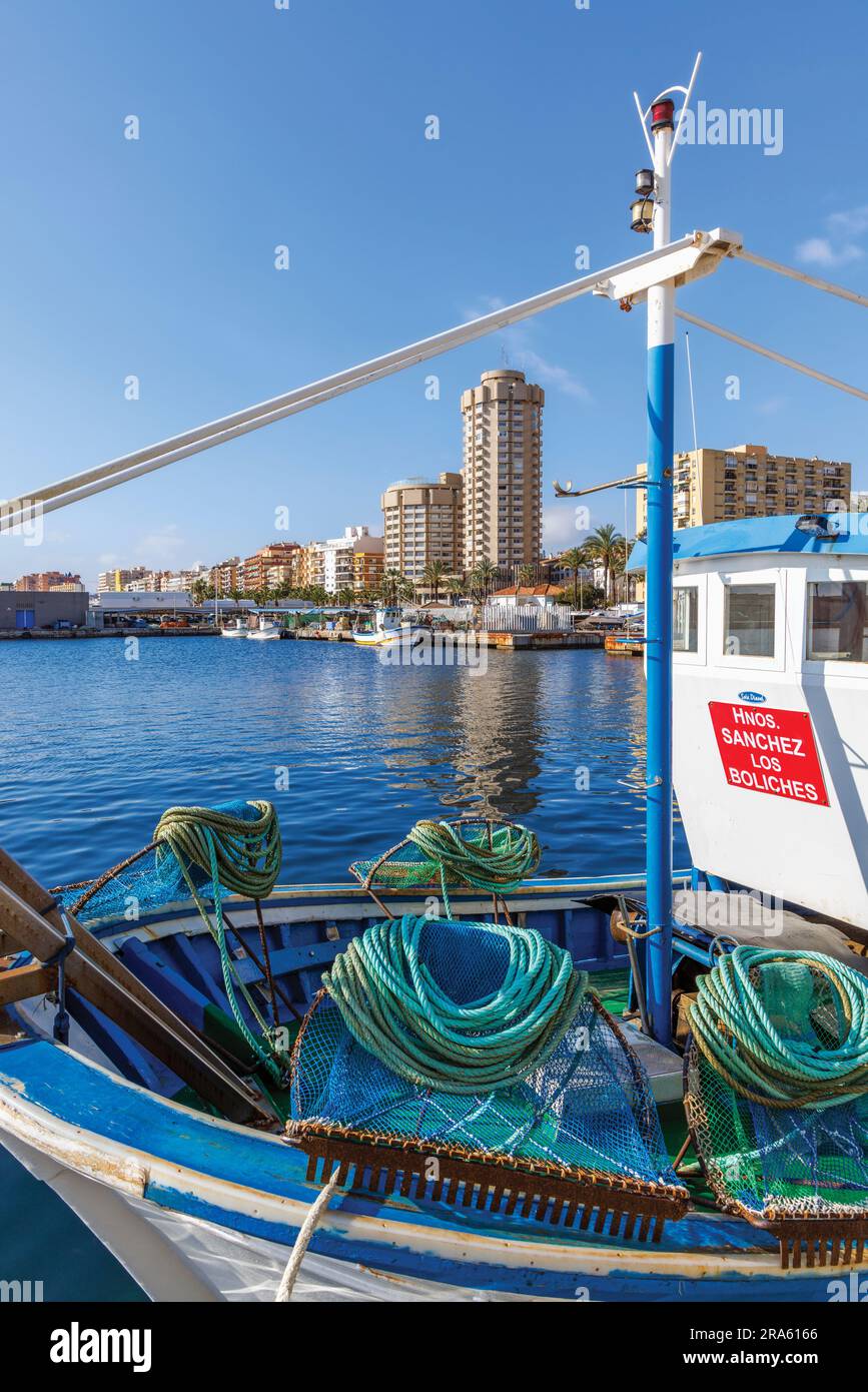 Fuengirola, Costa del Sol, Provincia di Malaga, Andalusia, Spagna meridionale. Barche nel porto di pesca. Foto Stock