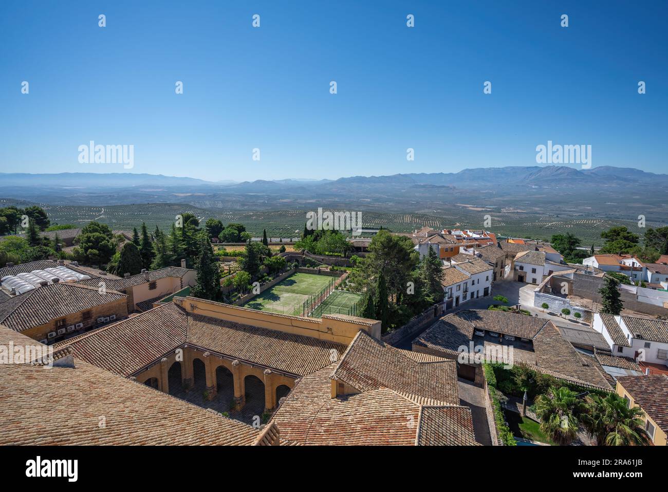 Vista aerea di Baeza con le montagne della Sierra Magina - Baeza, Jaen, Spagna Foto Stock