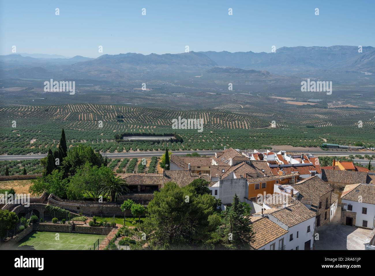 Vista aerea della valle di Guadalquivir, degli oliveti e delle montagne della Sierra Magina - Baeza, Jaen, Spagna Foto Stock