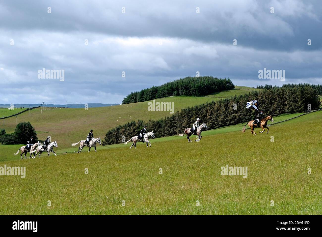 Galashiels, Regno Unito. 1 luglio 2023. Braw Lads' Day sabato 1 luglio 2023. Il Burgh Standard sarà portato dal Braw Lad Cory Paterson del 2023. I principals salgono al galoppo verso Gala Hill dopo aver attraversato il fiume una seconda volta a Boleside Credit: Rob Gray/Alamy Live News Foto Stock