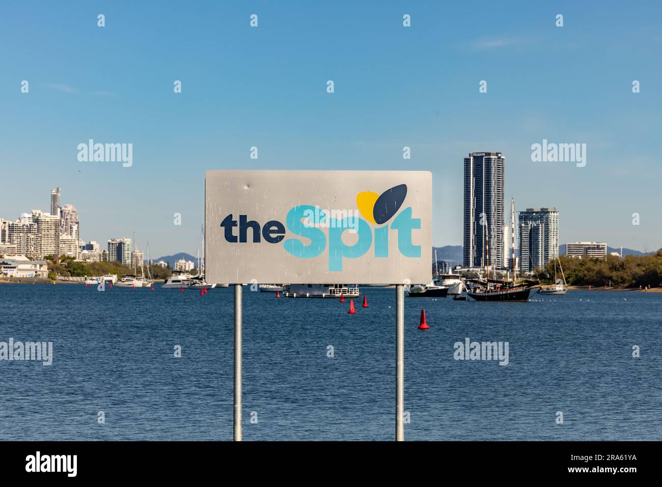 Gold Coast, Queensland Australia - 20 giugno 2023: Veduta dello skyline di Surfers Paradise dal Southport Spit con il cartello Foto Stock