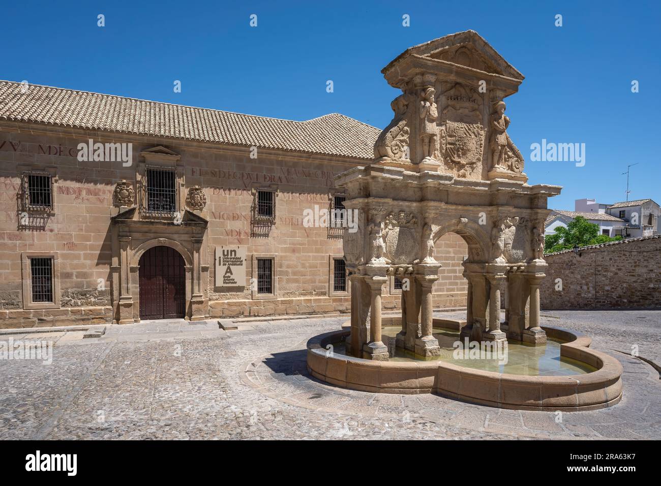 Fontana di Santa Maria e Seminario conciliare di San Felipe Neri in Plaza de Santa Maria - Baeza, Jaen, Spagna Foto Stock