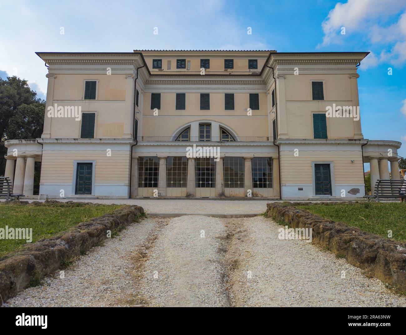 Vista di Villa Torlonia, parco pubblico di Roma con fontane, edifici neoclassici, museo e giardini circostanti, Roma, Nomentano, Italia Foto Stock