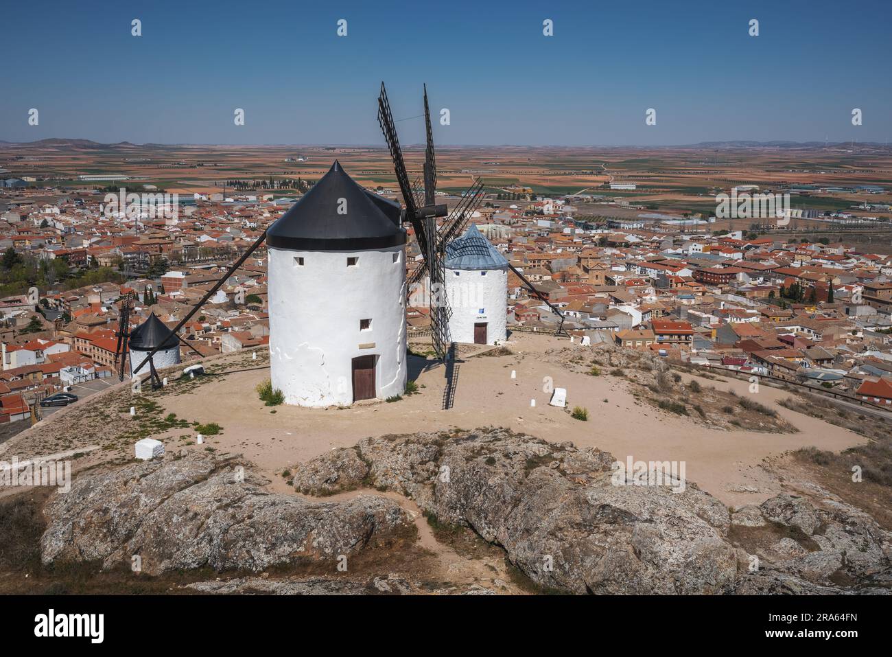 Cerro Calderico Windmills e Consuegra City View - Consuegra, Castilla-la Mancha, Spagna Foto Stock