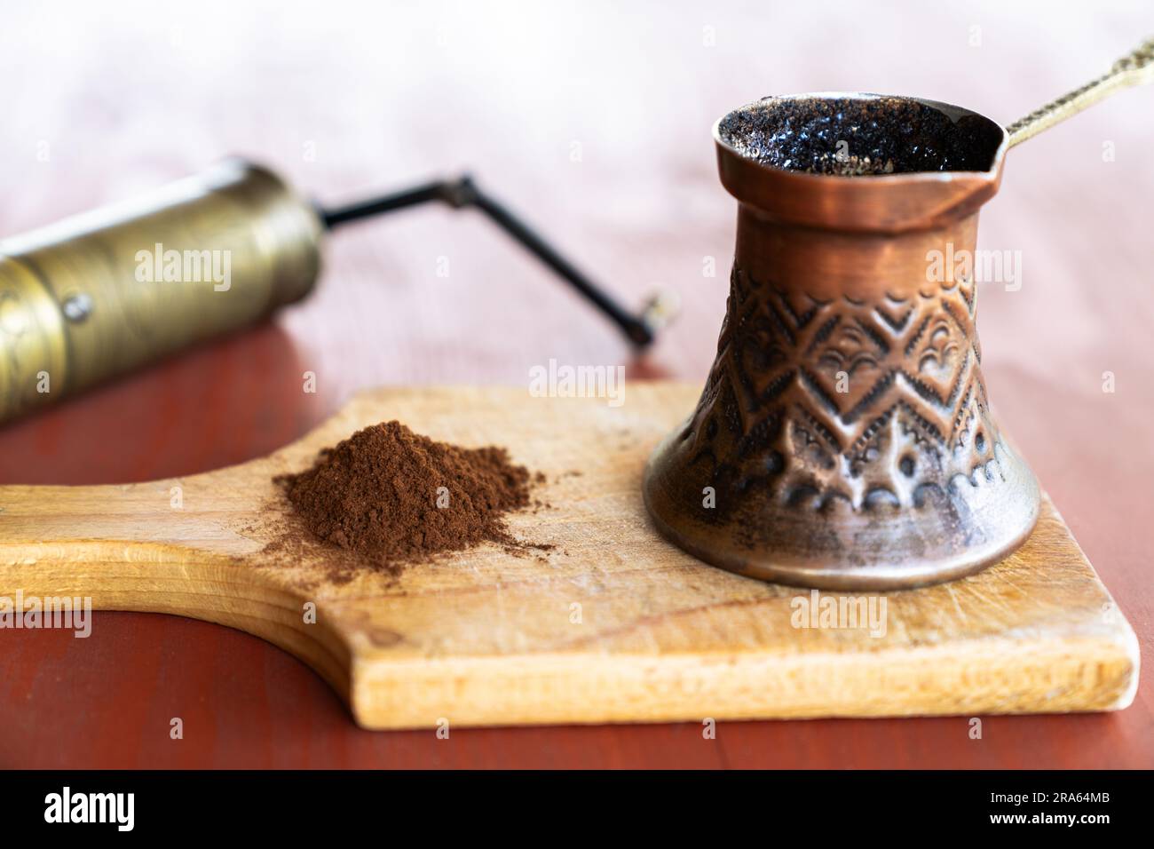 Caffettiera vintage e macinacaffè manuale. Stile retrò per preparare un espresso naturale Foto Stock