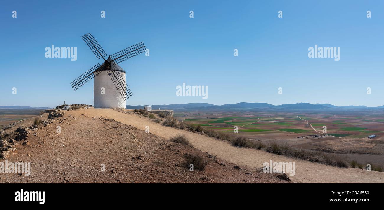 Vista panoramica del mulino a vento di Clavileno a Cerro Calderico - Consuegra, Castilla-la Mancha, Spagna Foto Stock