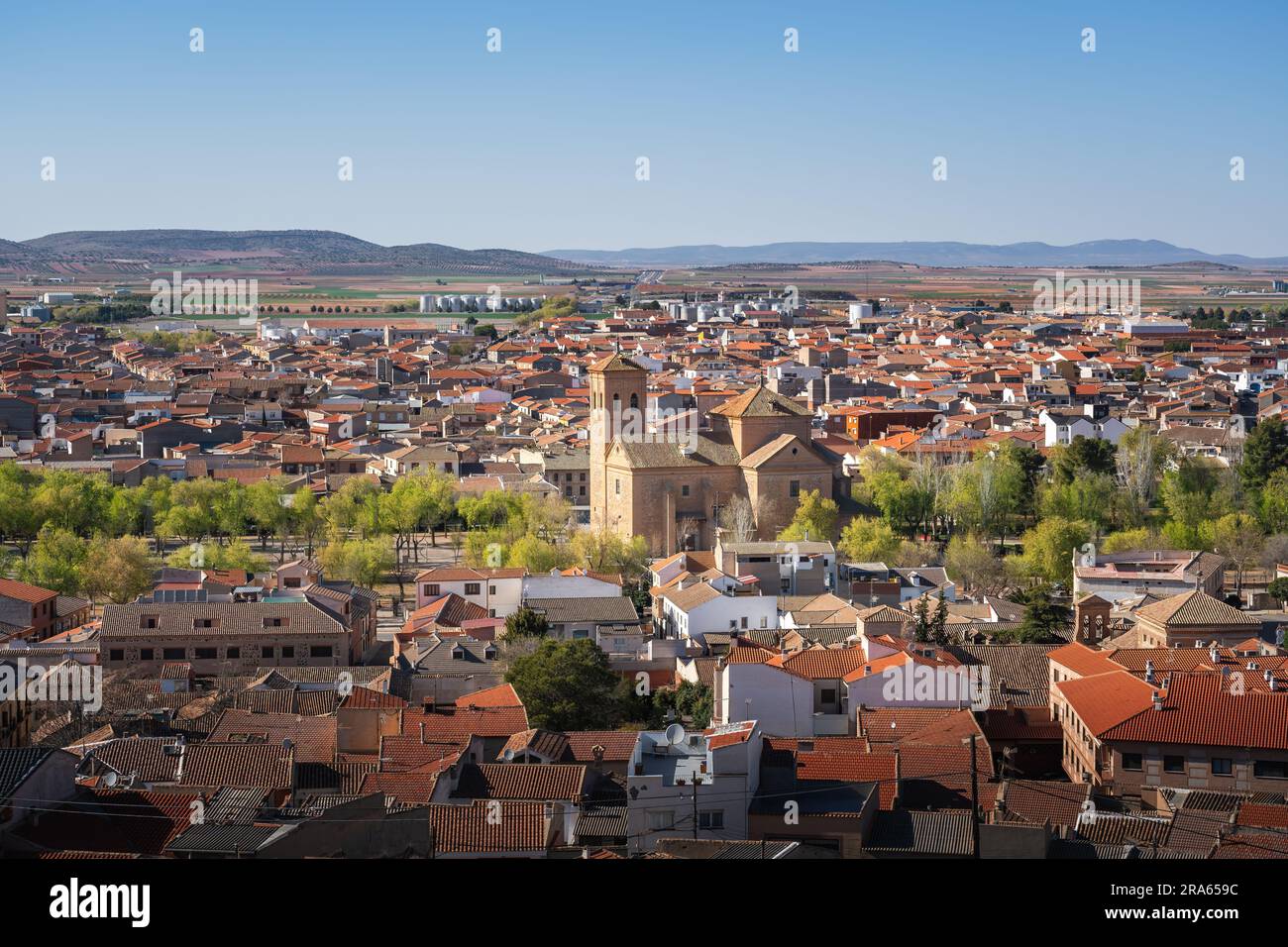 Vista aerea di Consuegra con la chiesa di San Giovanni Battista (San Juan Bautista) - Consuegra, Castilla-la Mancha, Spagna Foto Stock