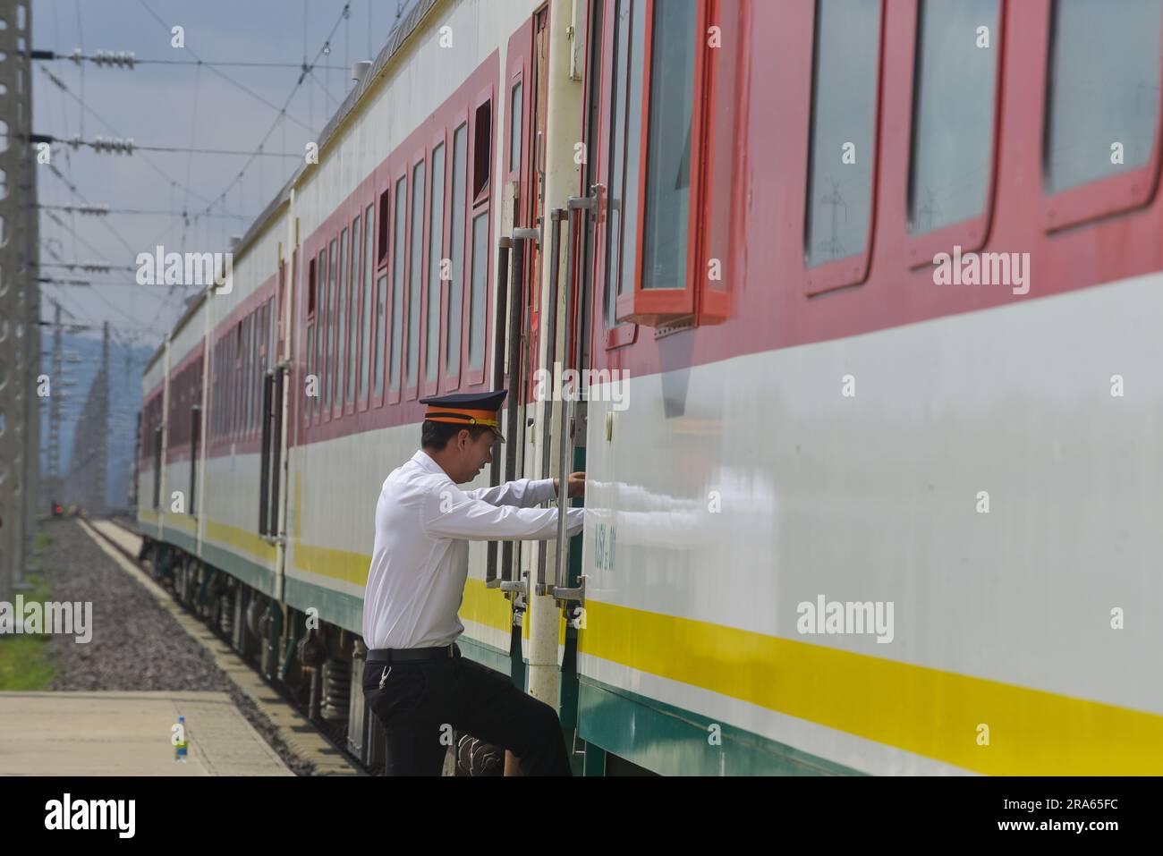 Addis Abeba, Etiopia. 30 giugno 2023. Un membro del personale sale a bordo di un treno alla stazione ferroviaria di Lebu ad Addis Abeba, Etiopia, il 30 giugno 2023. Gli esperti e i politici etiopi venerdì hanno salutato la Belt and Road Initiative (BRI) proposta dalla Cina come una piattaforma di cooperazione reciprocamente vantaggiosa che promuove lo sviluppo socioeconomico in Etiopia e oltre.PER ANDARE CON "funzionari etiopi, gli esperti salutano la BRI come cooperazione reciprocamente vantaggiosa" credito: Michael Tewelde/Xinhua/Alamy Live News Foto Stock