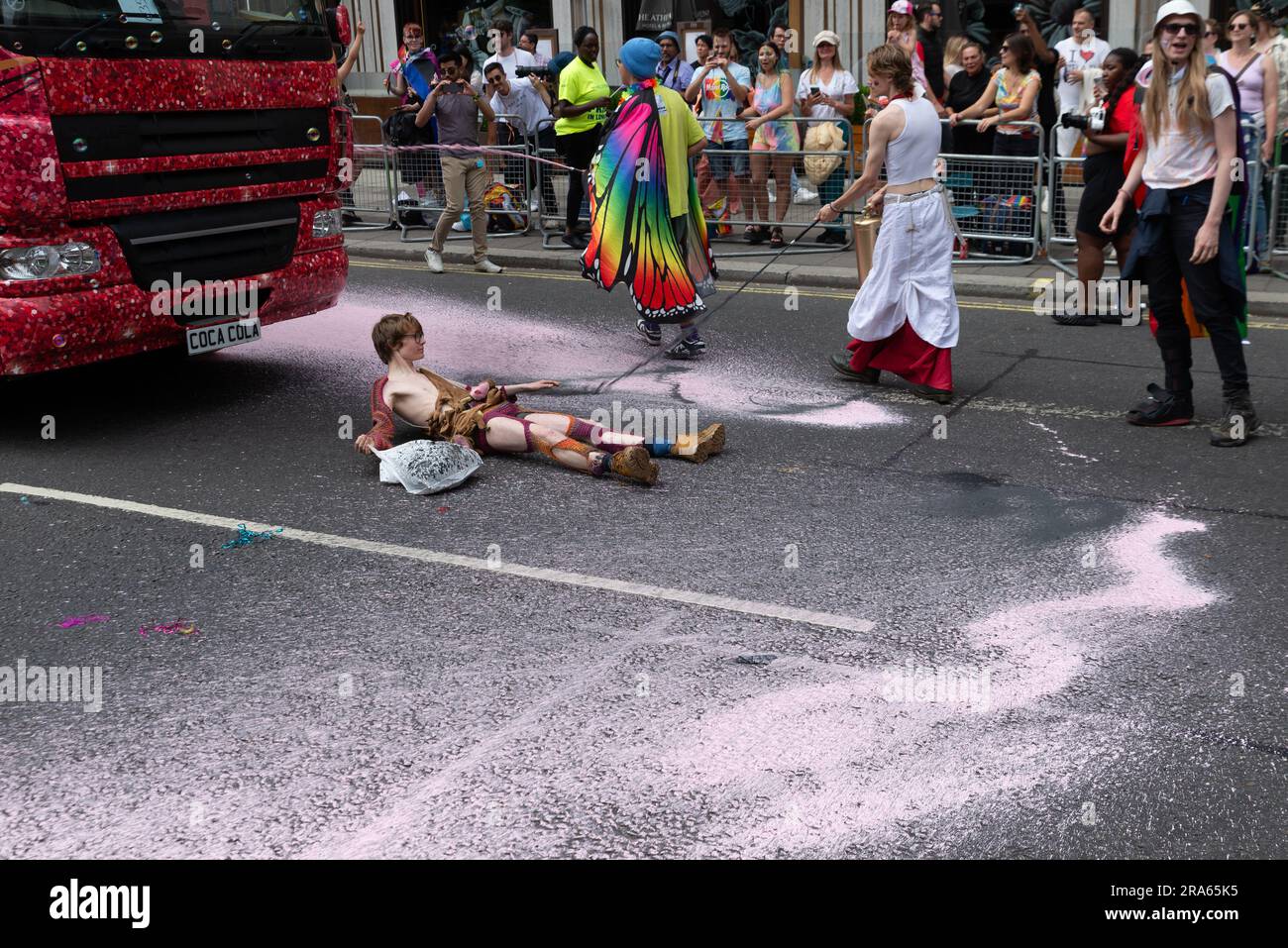 Piccadilly, Londra, Regno Unito. 1 luglio 2023. I manifestanti Just Stop Oil hanno fermato la Pride London Parade spruzzando la strada e sedendosi di fronte al galleggiante della Coca Cola. Accusano la Coca Cola di essere il più grande inquinatore di plastica del mondo Foto Stock