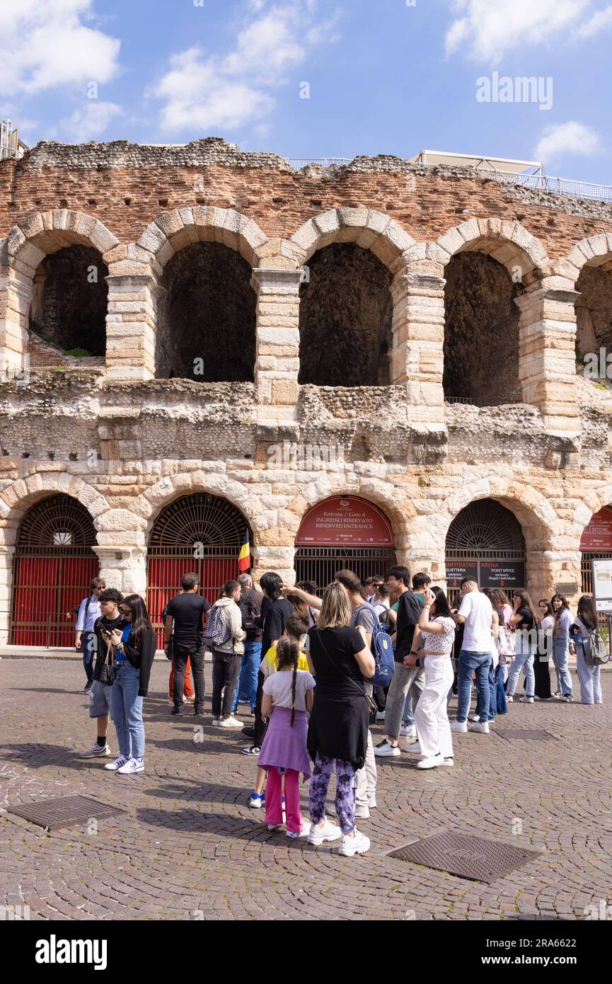 Turisti fuori dall'Arena di Verona, un anfiteatro romano del i secolo; patrimonio dell'umanità dell'UNESCO, Verona, Veneto, Italia Europa; viaggi in Italia. Foto Stock