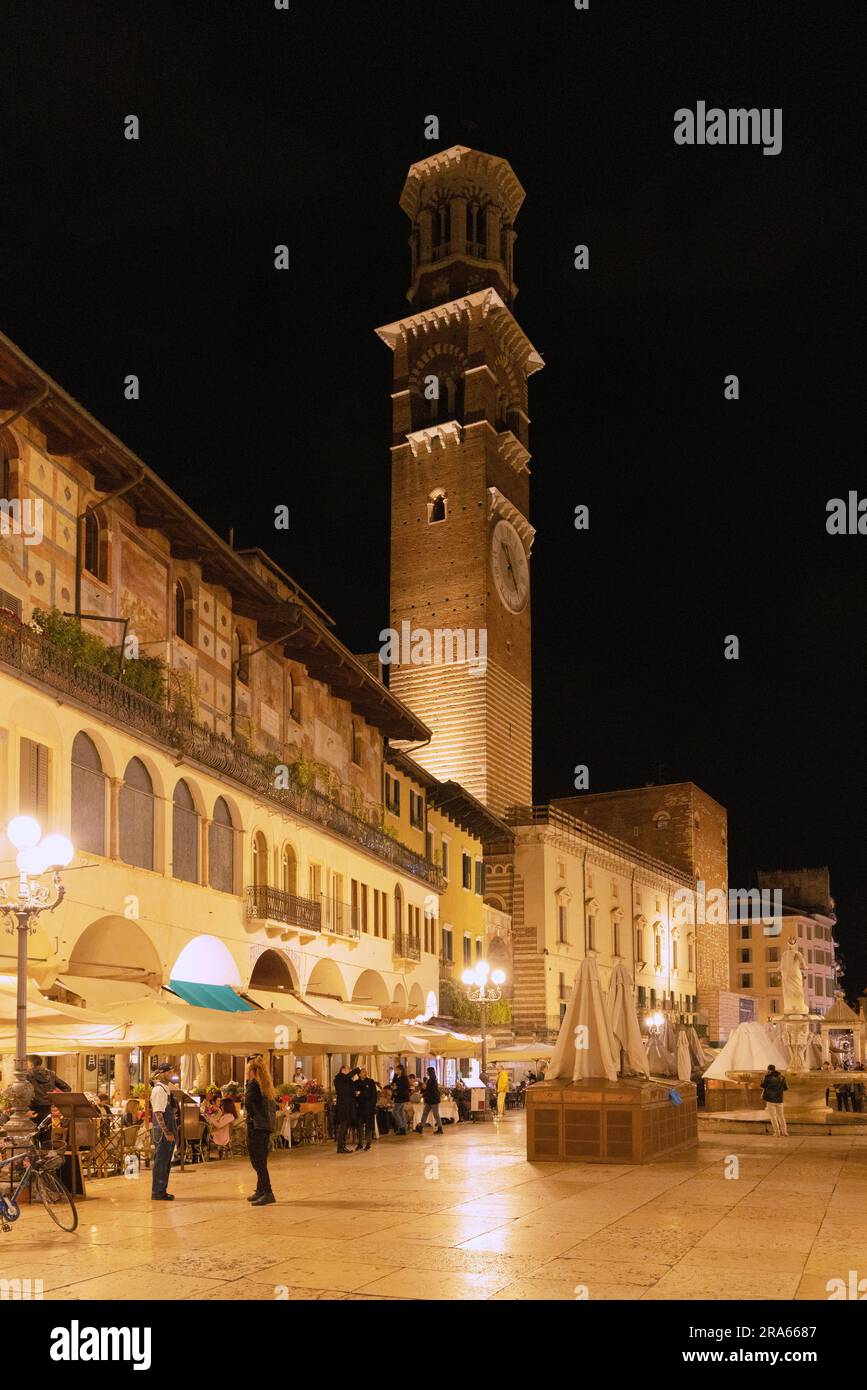 Verona notte; caffè e ristoranti in Piazza delle Erbe di notte; Verona, Italia Europa Foto Stock