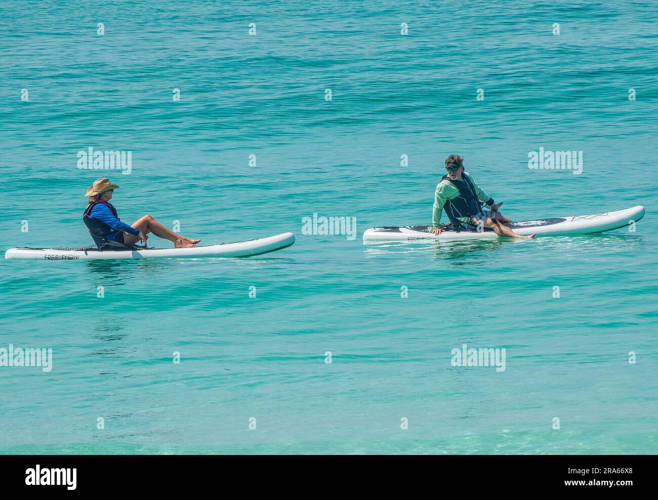Due persone che passavano in acque calme Foto Stock