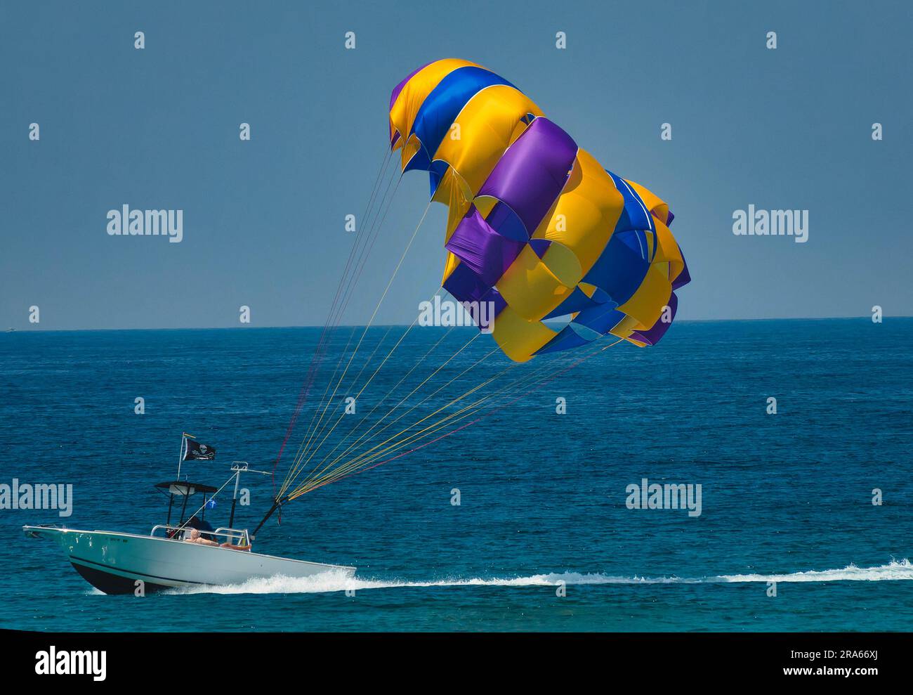 Il parapendio naviga nel cielo blu Foto Stock