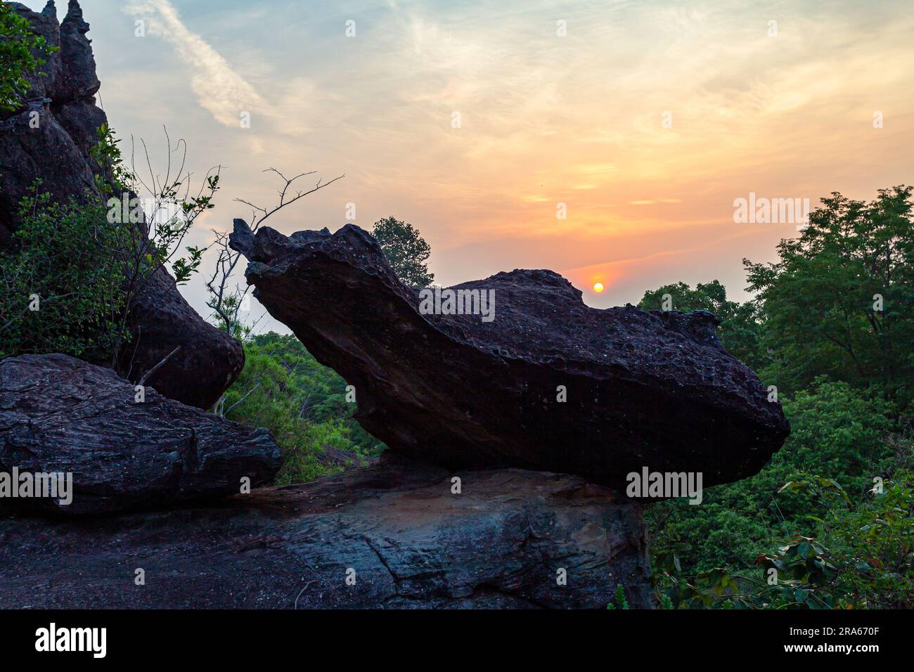 ammira l'alba su una roccia dalla forma strana. Queste pietre sono state meticolosamente formate dalla natura per creare uno splendido capolavoro visivo. Le pietre avevano l'ape Foto Stock