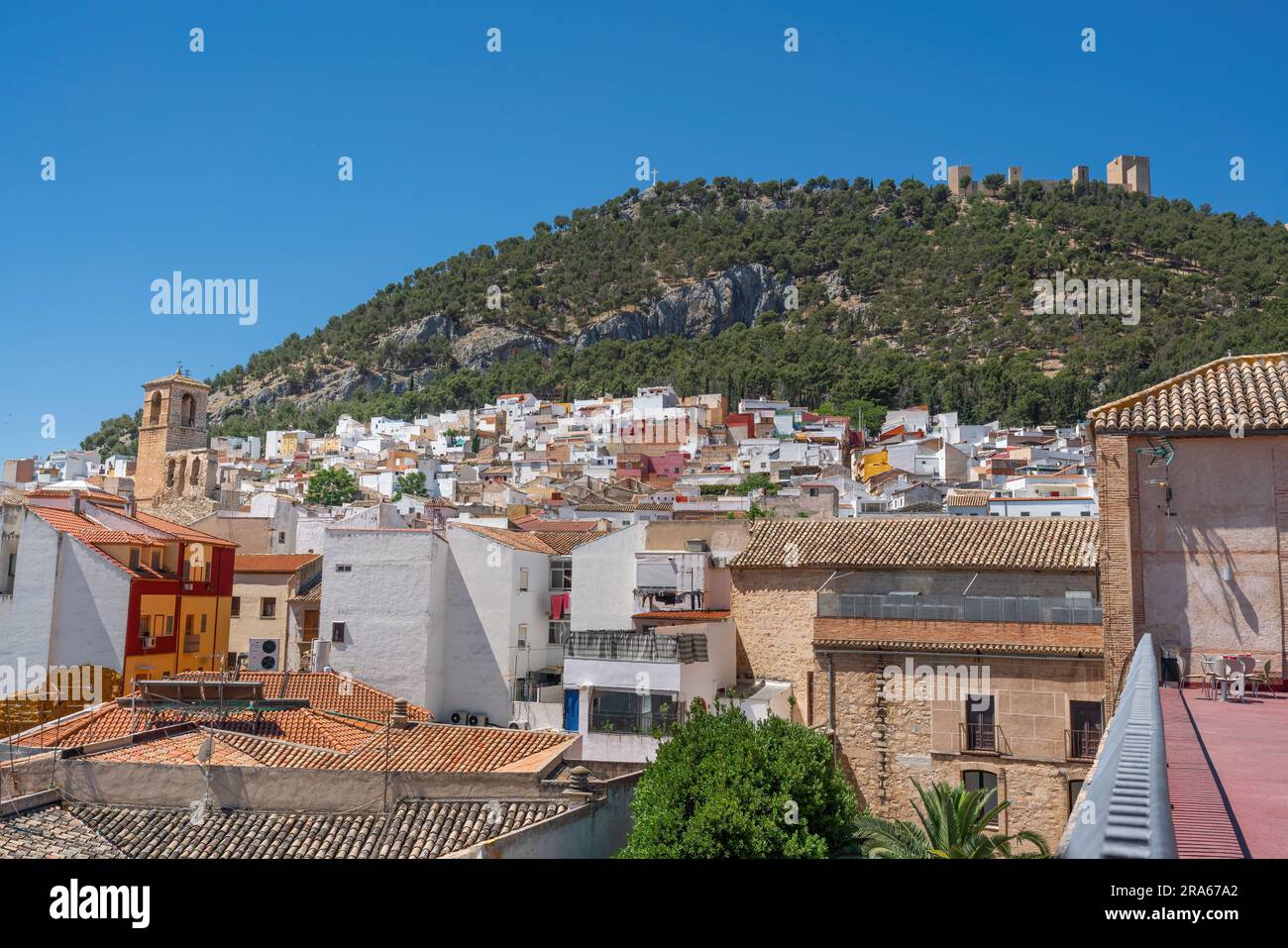 Veduta di Jaen con il Castello di Santa Catalina e la Chiesa di San Giovanni e San Pietro - Jaen, Spagna Foto Stock
