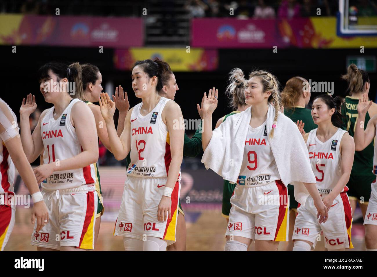 Sydney, Australia. 1 luglio 2023. I giocatori di Cina e Australia si salutano dopo la loro semifinale alla FIBA Women's Asia Cup 2023 a Sydney, Australia, il 1° luglio 2023. Credito: HU Jingchen/Xinhua/Alamy Live News Foto Stock