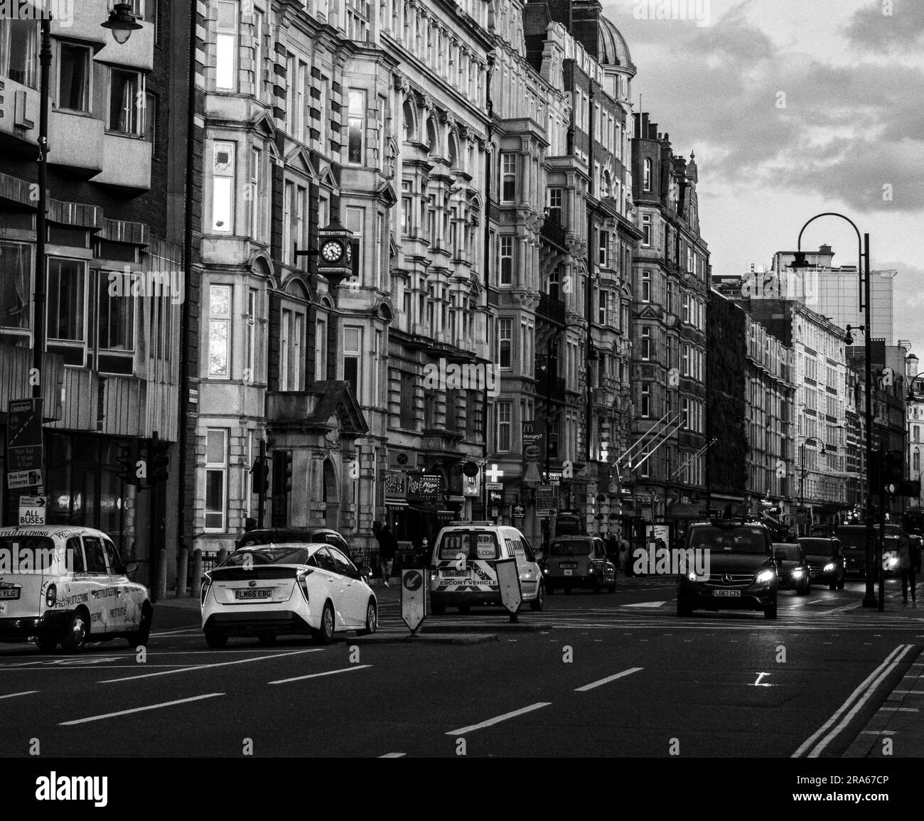 Russel Square, City of London Street con auto ed edifici in bianco e nero Foto Stock