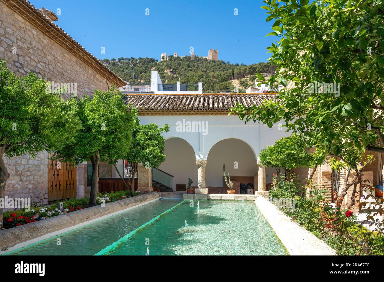 Cortile della chiesa di la Magdalena con Castello di Santa Catalina - Jaen, Spagna Foto Stock