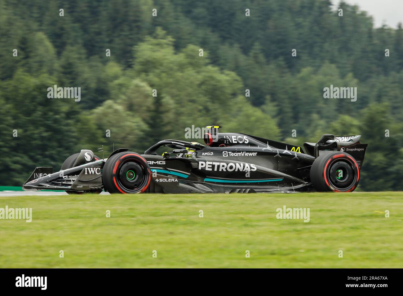 Spielberg, Austria. 1 luglio 2023. Formula 1 Rolex Gran Premio d'Austria al Red Bull Ring, Austria. Nella foto: N. 44 Lewis Hamilton (GBR) del team Mercedes AMG PETRONAS F1 in Mercedes W14 durante lo Sprint Shootout © Piotr Zajac/Alamy Live News Foto Stock