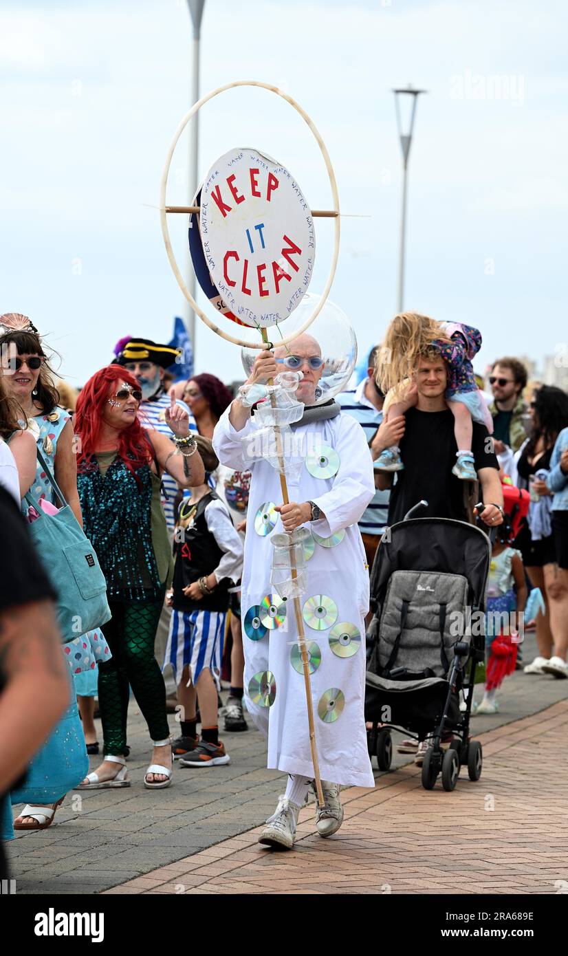 Brighton Regno Unito 1 luglio 2023 - gli attivisti oceanici partecipano oggi alla sfilata della marcia delle Sirene lungo il lungomare di Brighton . La parata annuale è una celebrazione del mare e aumenta la consapevolezza della conservazione marina e mantenere l'acqua pulita : Credit Simon Dack / Alamy Live News Foto Stock