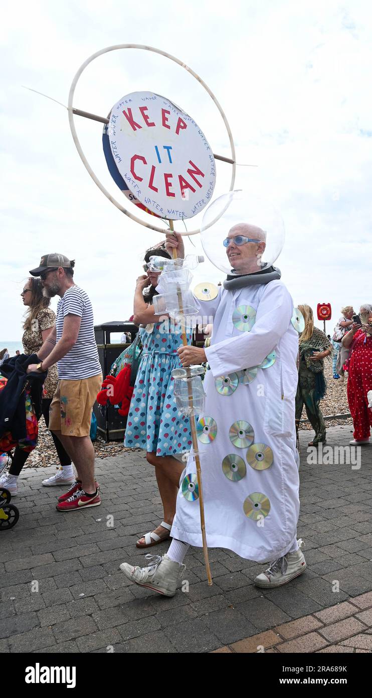 Brighton Regno Unito 1 luglio 2023 - gli attivisti oceanici partecipano oggi alla sfilata della marcia delle Sirene lungo il lungomare di Brighton . La parata annuale è una celebrazione del mare e aumenta la consapevolezza della conservazione marina e mantenere l'acqua pulita : Credit Simon Dack / Alamy Live News Foto Stock