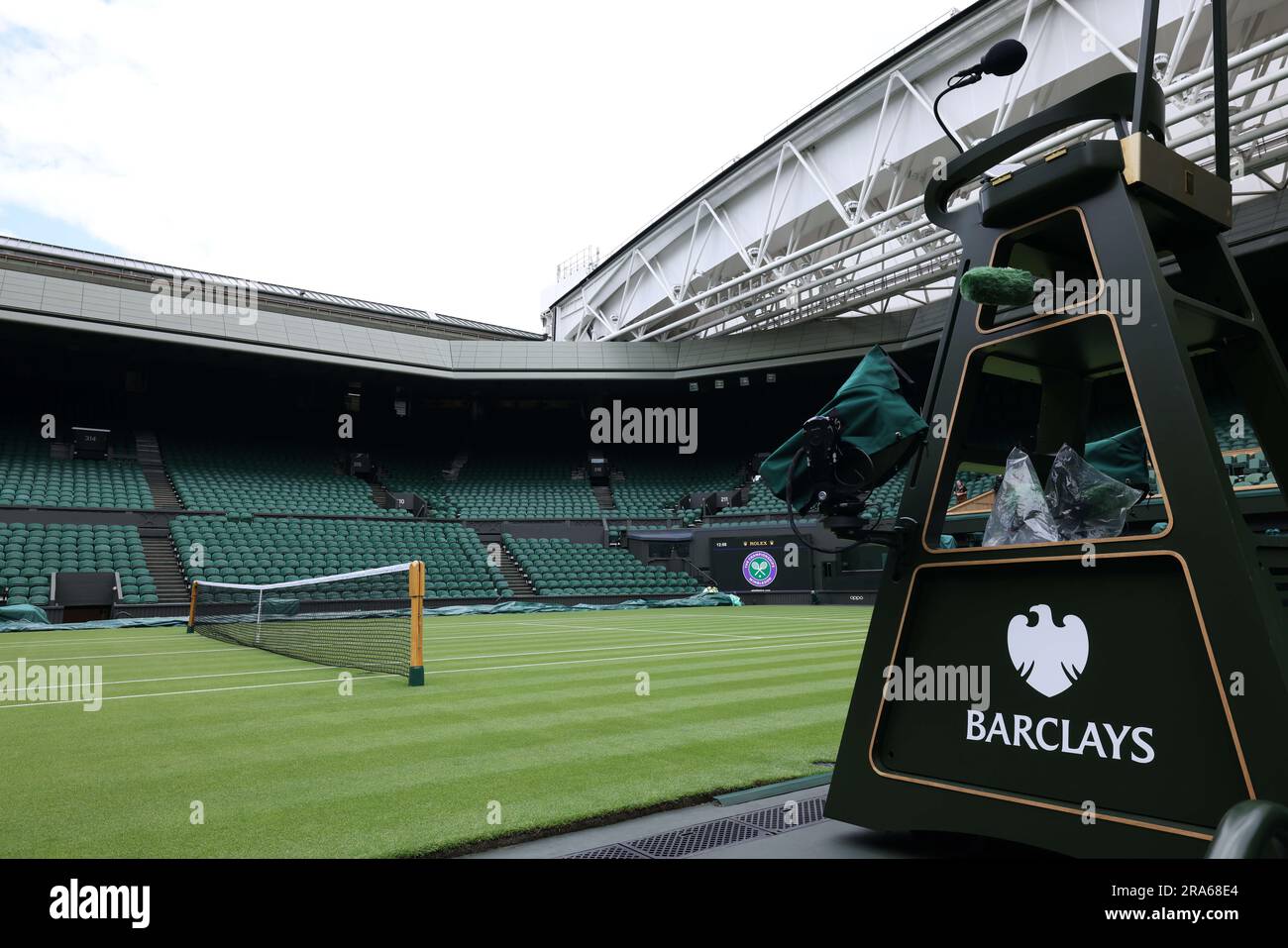 Londra, Regno Unito. 1 luglio 2023. 1 luglio 2023; All England Lawn Tennis and Croquet Club, Londra, Inghilterra: Wimbledon Tennis Tournament Practice Day; la sedia degli arbitri è pronta sul campo centrale con il nuovo sponsor Barclays esposto su di esso credito: Action Plus Sports Images/Alamy Live News Foto Stock